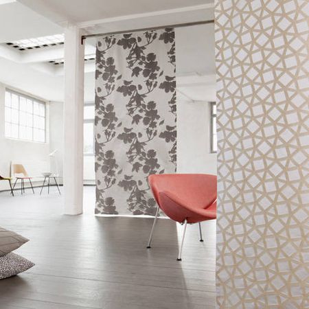 Ein modernes Zimmer mit dekorativen Stoffpaneelen in gelben, grauen Blumen- und geometrischen Mustern