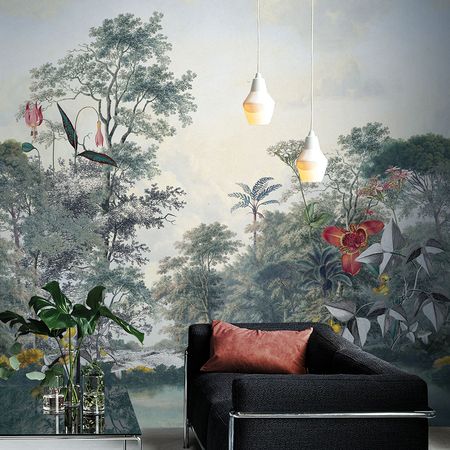 Stilvolles Wohnzimmer mit einem schwarzen Sofa, einem eleganten Couchtisch aus Glas und einem lebendigen Naturwandbild