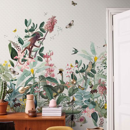 Ein lebhaftes Wandgemälde mit Naturmotiven in einem Raum mit Holzmöbeln