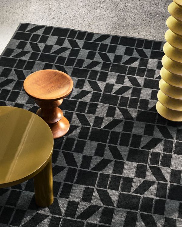 Dekorativer Teppich in Schwarz, verziert mit geometrischen Formen.