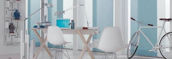 Heller und moderner Arbeitsbereich mit weißem Schreibtisch und zwei Stühlen vor blau gestreiften Wänden